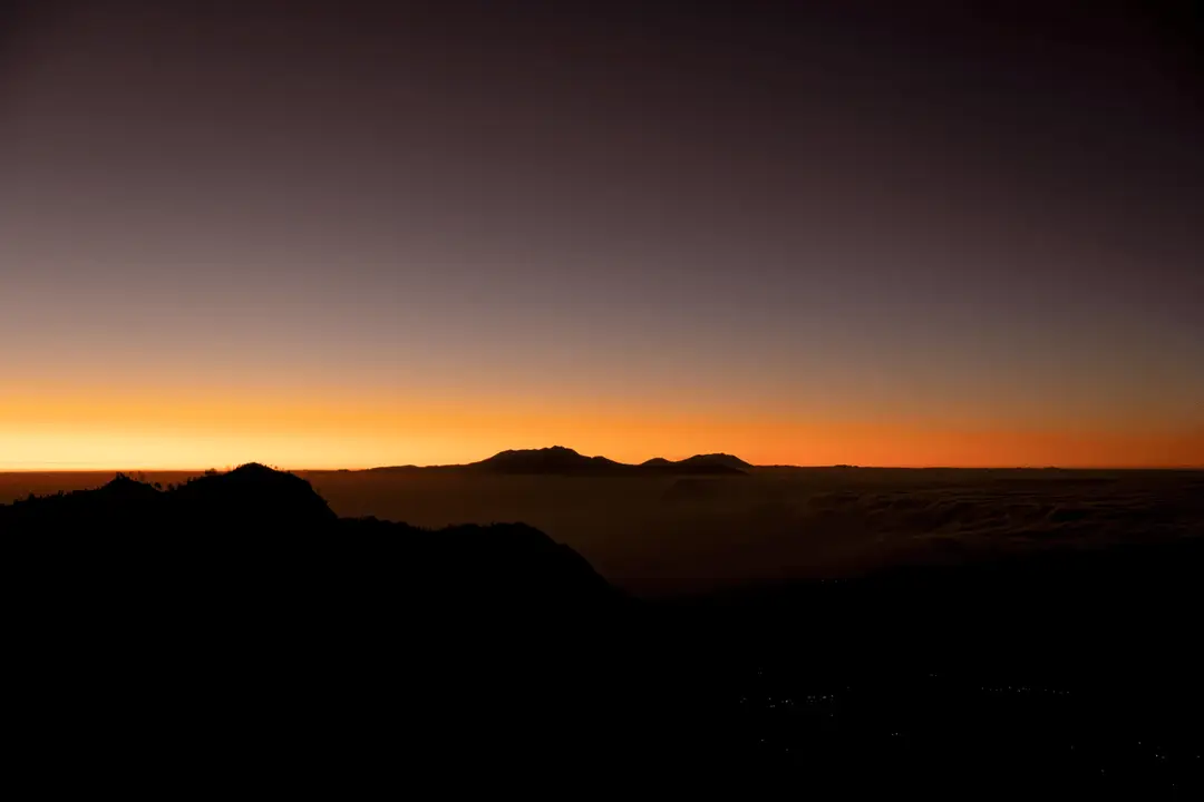 Voyage en Indonésie - aurore colorée au-dessus de la mer de nuages depuis le viewpoint du Mont Bromo