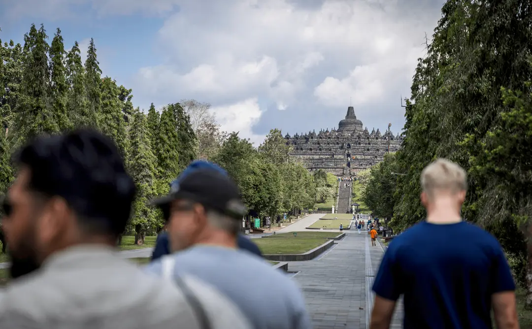 Voyage en Indonésie - allée bordée d’arbres menant au temple de Borobudur à Java