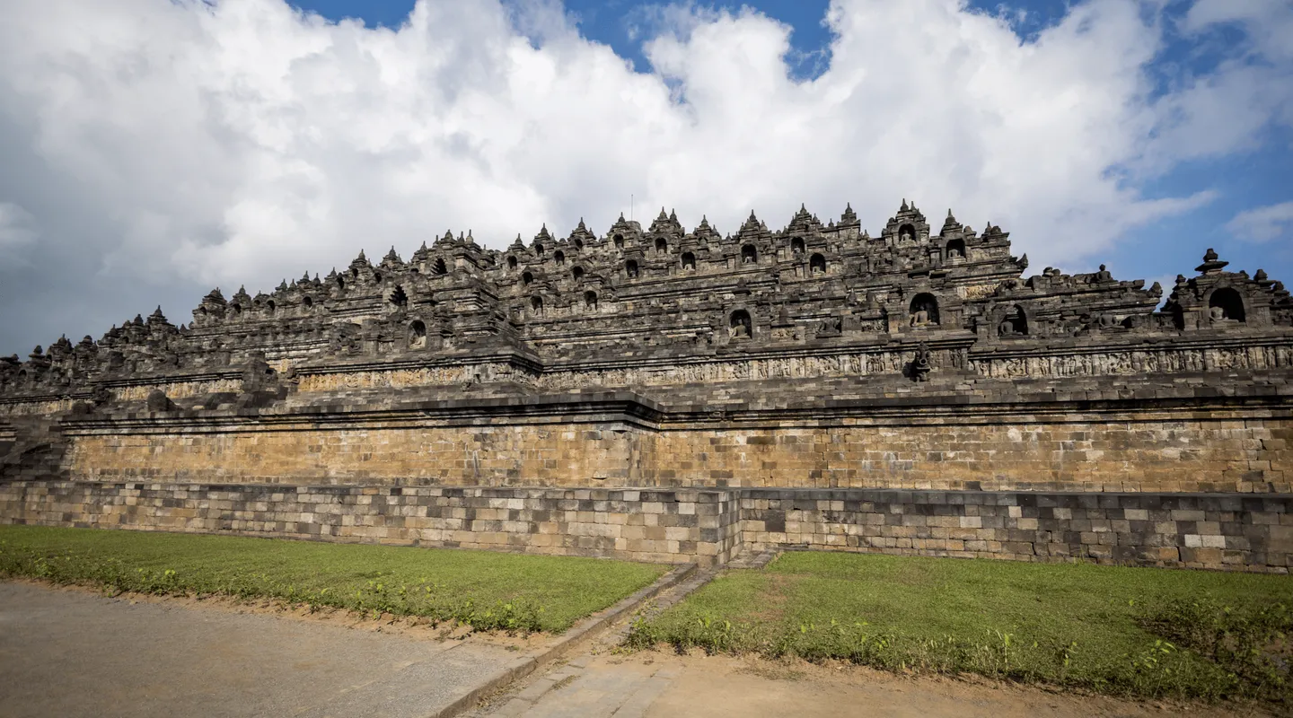 Voyage en Indonésie - le temple de Borobudur vu en contre-plongée depuis sa base, Java central