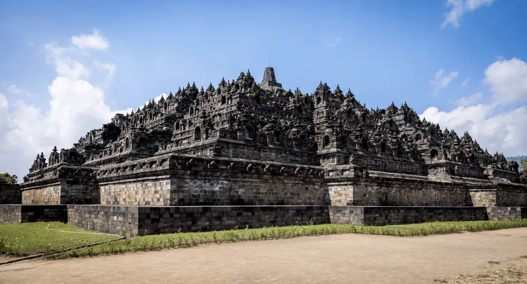 Voyage en Indonésie - panorama du temple de Borobudur à Java, vu depuis sa base