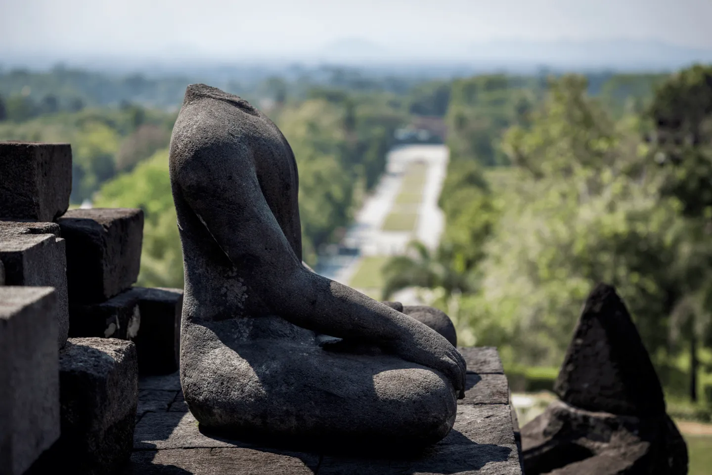 Voyage en Indonésie - statue de Bouddha décapitée sur les terrasses du temple de Borobudur