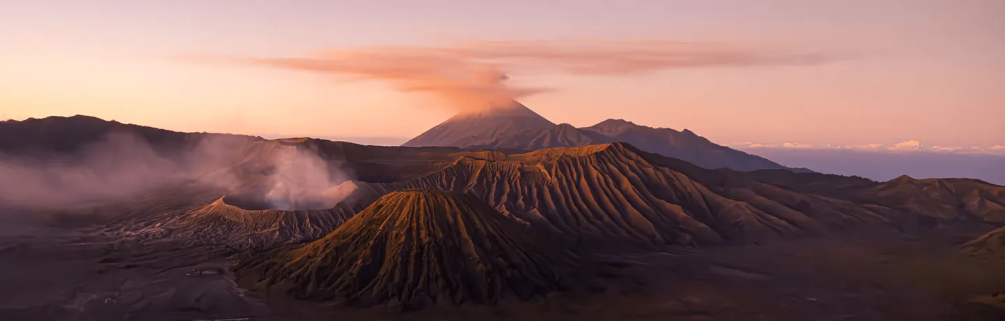Voyage en Indonésie - panorama de la caldeira du Tengger au lever du soleil avec le Bromo et le Semeru Voyage en Indonésie - panorama de la caldeira du Tengger au lever du soleil avec le Bromo et le Semeru