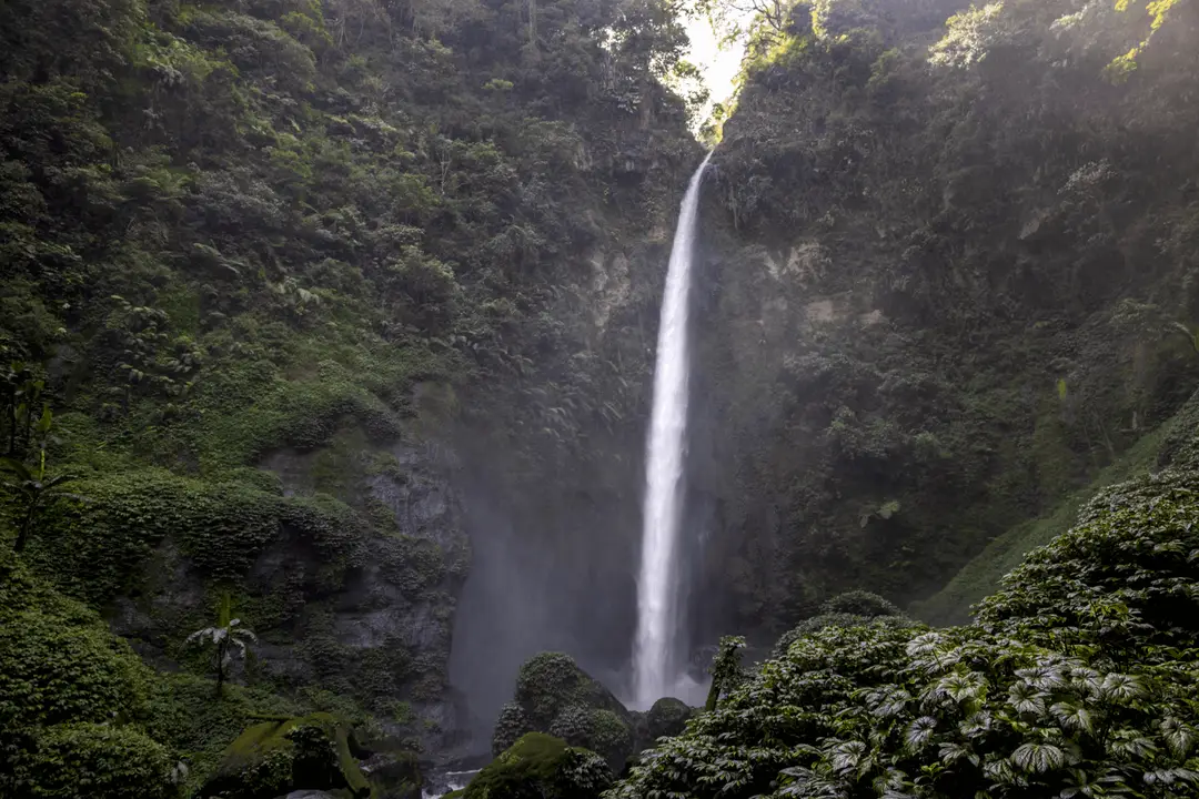 Voyage en Indonésie - cascade Coban Pelangi dans le parc national de Bromo Tengger Semeru à Java