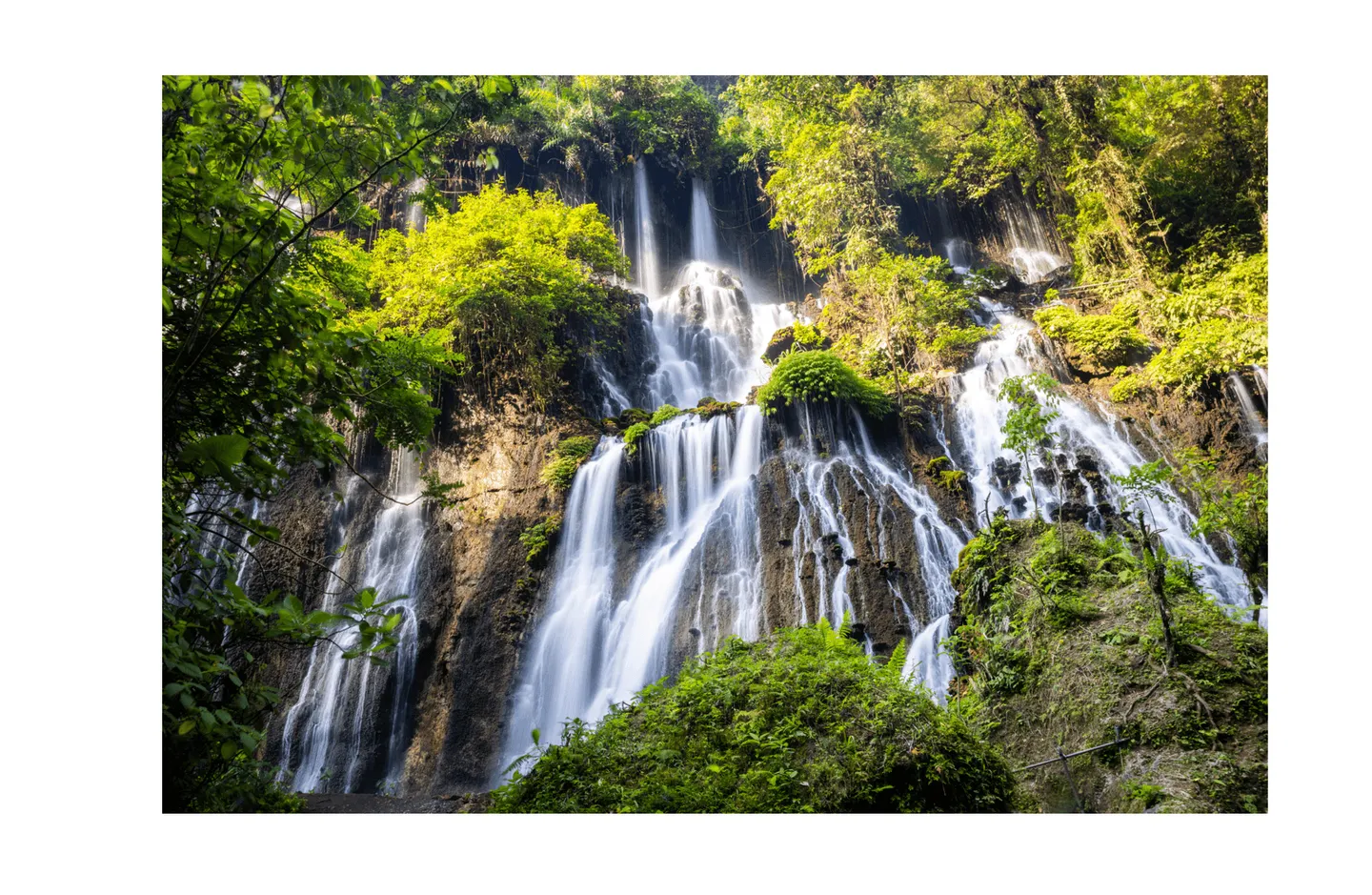 Voyage en Indonésie - cascade jalonnant le parcours de descente vers Tumpak Sewu