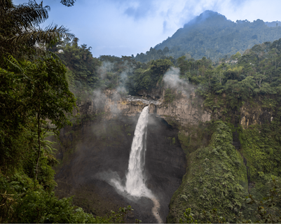 Voyage en Indonésie - Coban Sriti et sa chute d'eau de 100 mètres dans un canyon verdoyant
