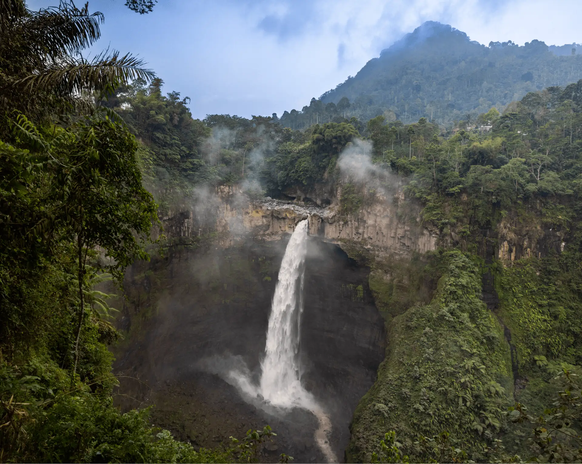 Voyage en Indonésie - Coban Sriti et sa chute d'eau de 100 mètres dans un canyon verdoyant