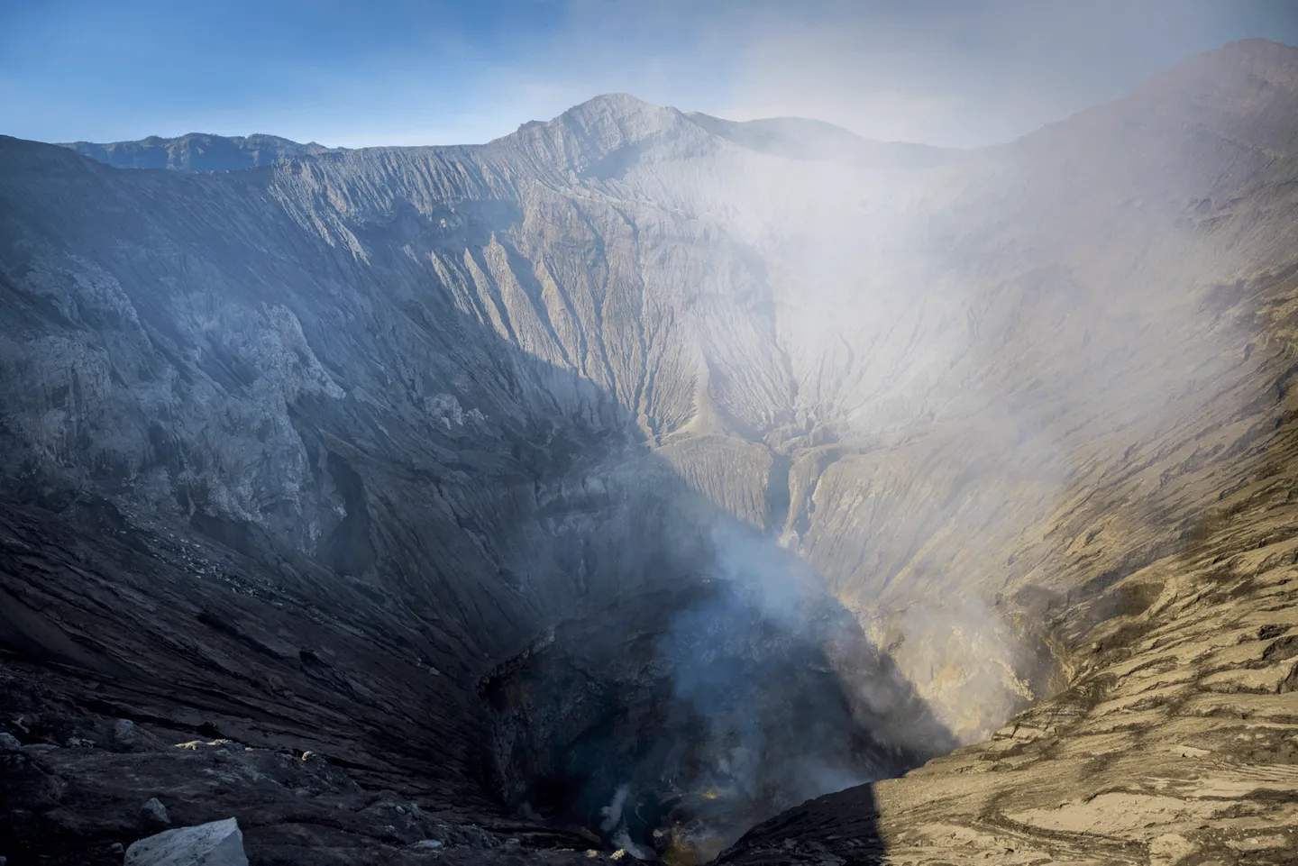 Voyage en Indonésie - cratère fumant du Mont Bromo vu depuis la lèvre du volcan Voyage en Indonésie - cratère fumant du Mont Bromo vu depuis la lèvre du volcan