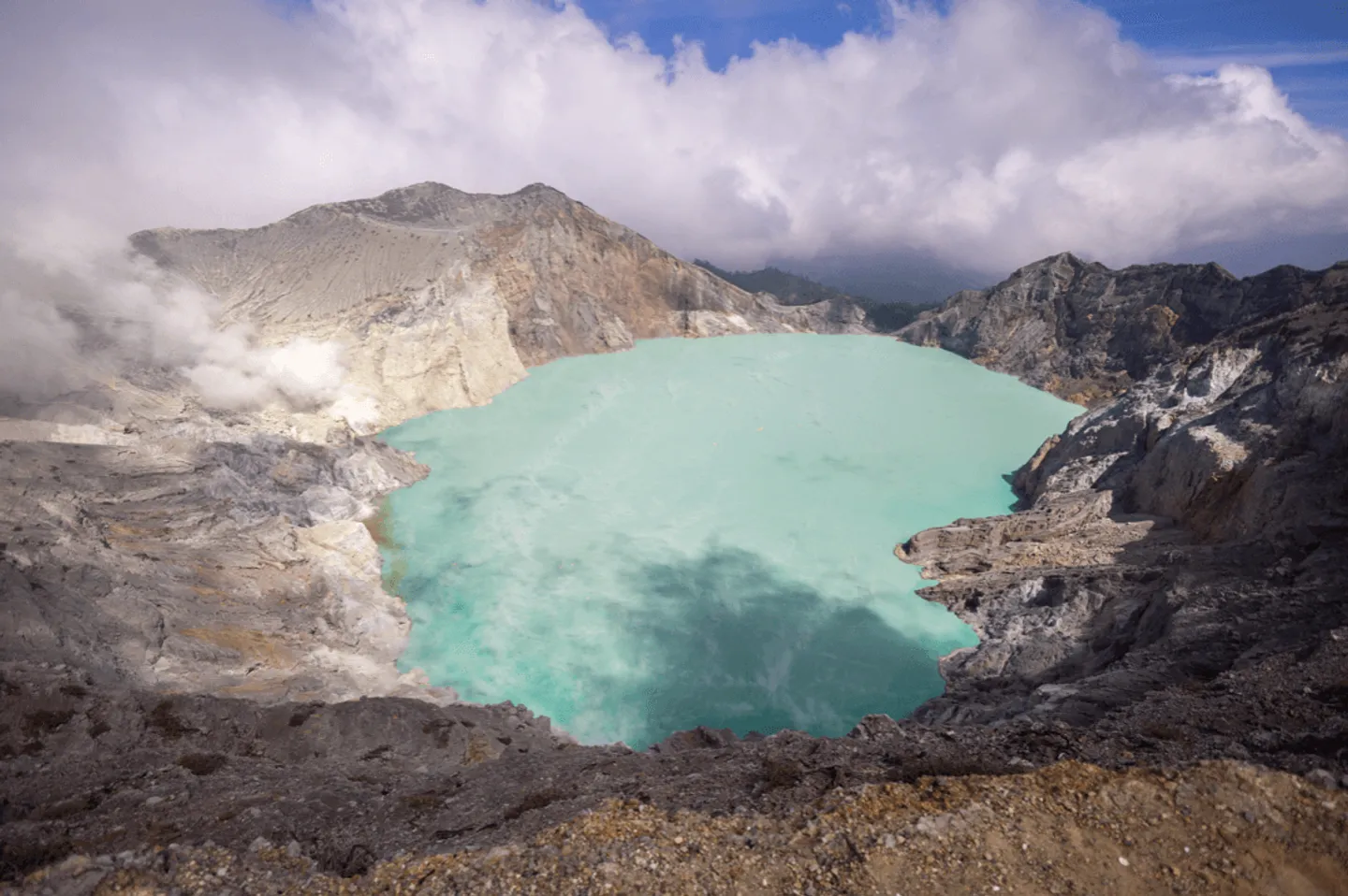 Voyage en Indonésie - cratère d'Ijen de 950 mètres de diamètre contenant le plus grand lac acide du monde