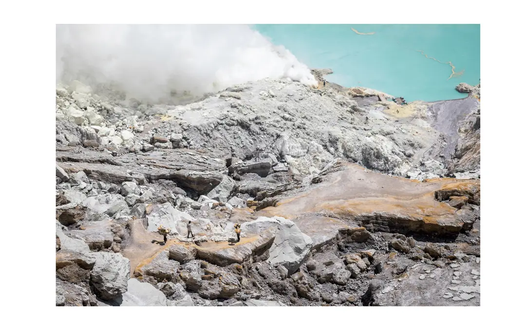 Voyage en Indonésie - fumerolles condensant le soufre jaune à Kawah Ijen