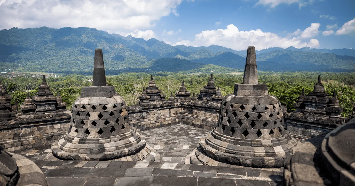 Voyage en Indonésie - vue panoramique depuis le sommet de Borobudur sur les volcans et la plaine de Java