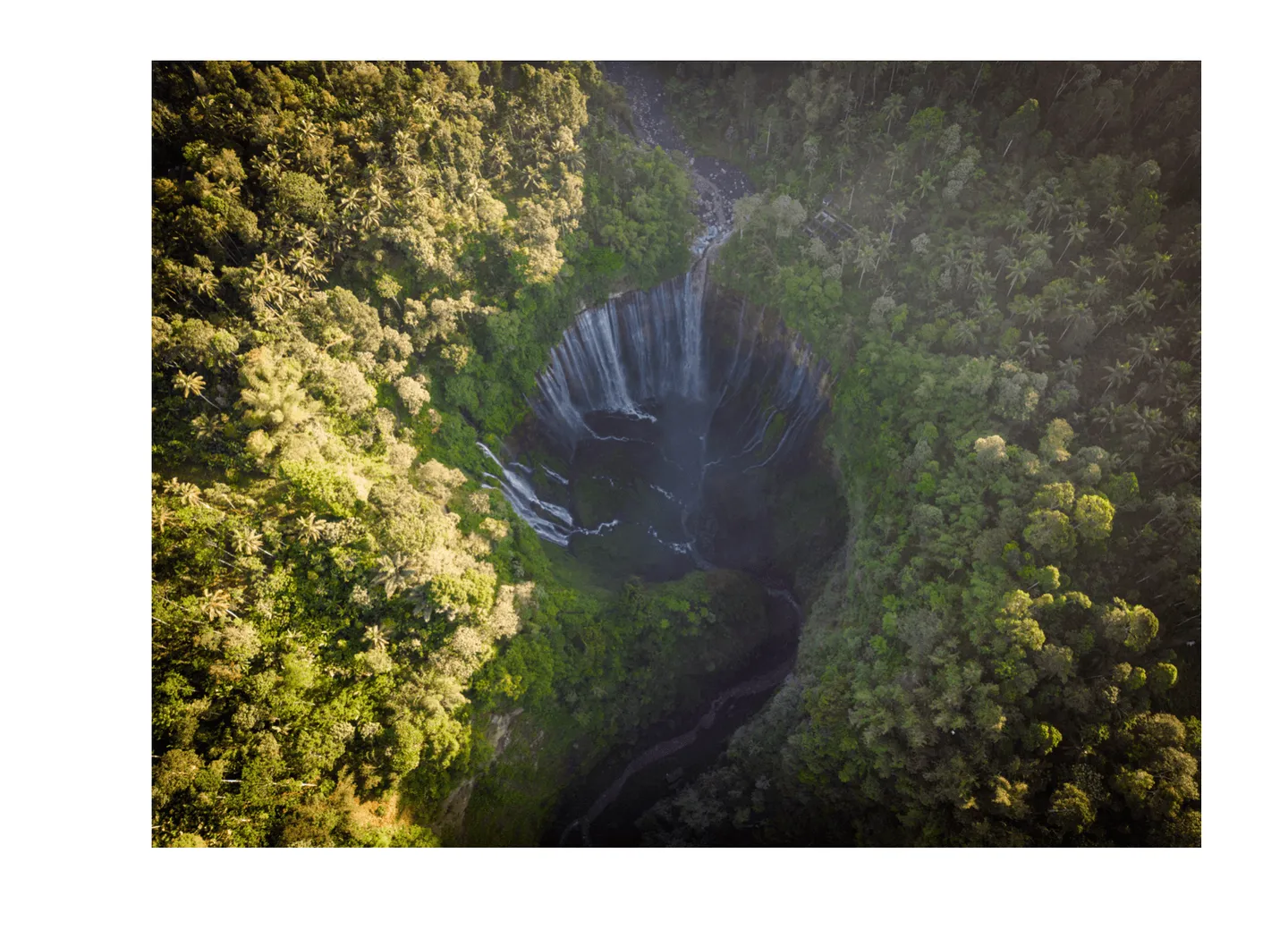 Voyage en Indonésie - vue aérienne des parois verticales du canyon se refermant à l'approche de Tumpak Sewu