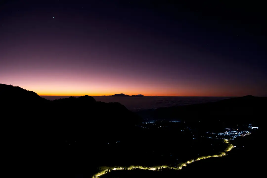 Voyage en Indonésie - vue nocturne depuis le Mont Penanjakan avant le lever de soleil sur le Bromo