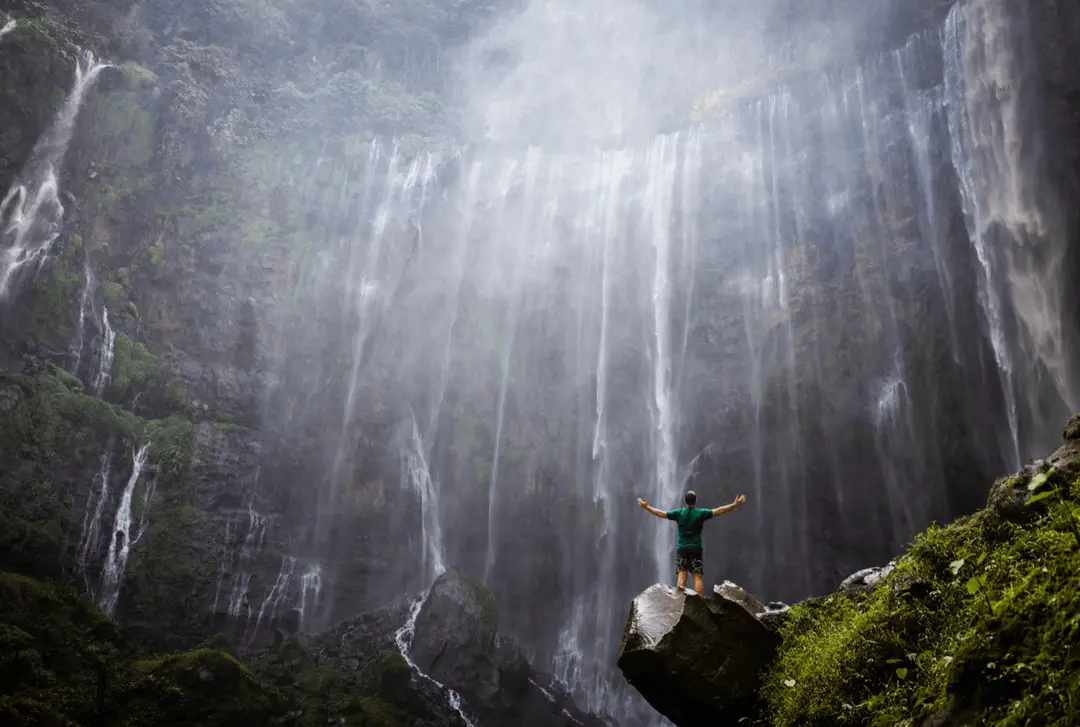 Voyage en Indonésie - Au pied de la cascade Tumpak Sewu, énergie brute de la nature submergeant
