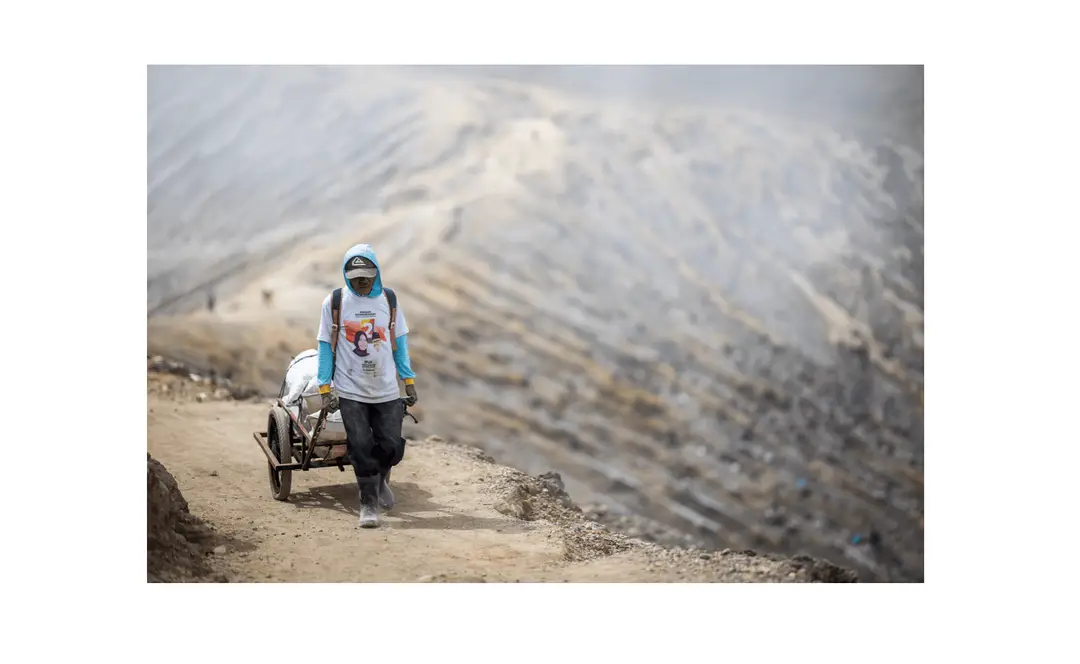 Voyage en Indonésie - porteur de soufre du Mont Ijen, transportant sa cargaison à l'aide d'une brouette