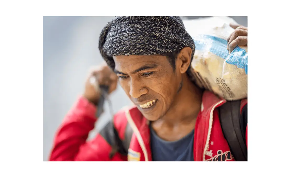 Voyage en Indonésie - autre portrait d'un porteur de soufre du Mont Ijen, sur l'île de Java en Indonésie