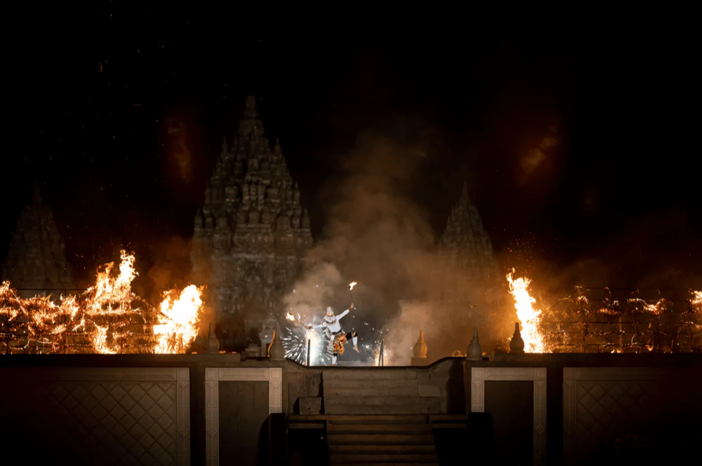 Voyage en Indonésie - Hanoman en feu avec pyrotechnie et chorégraphie dramatique devant Prambanan