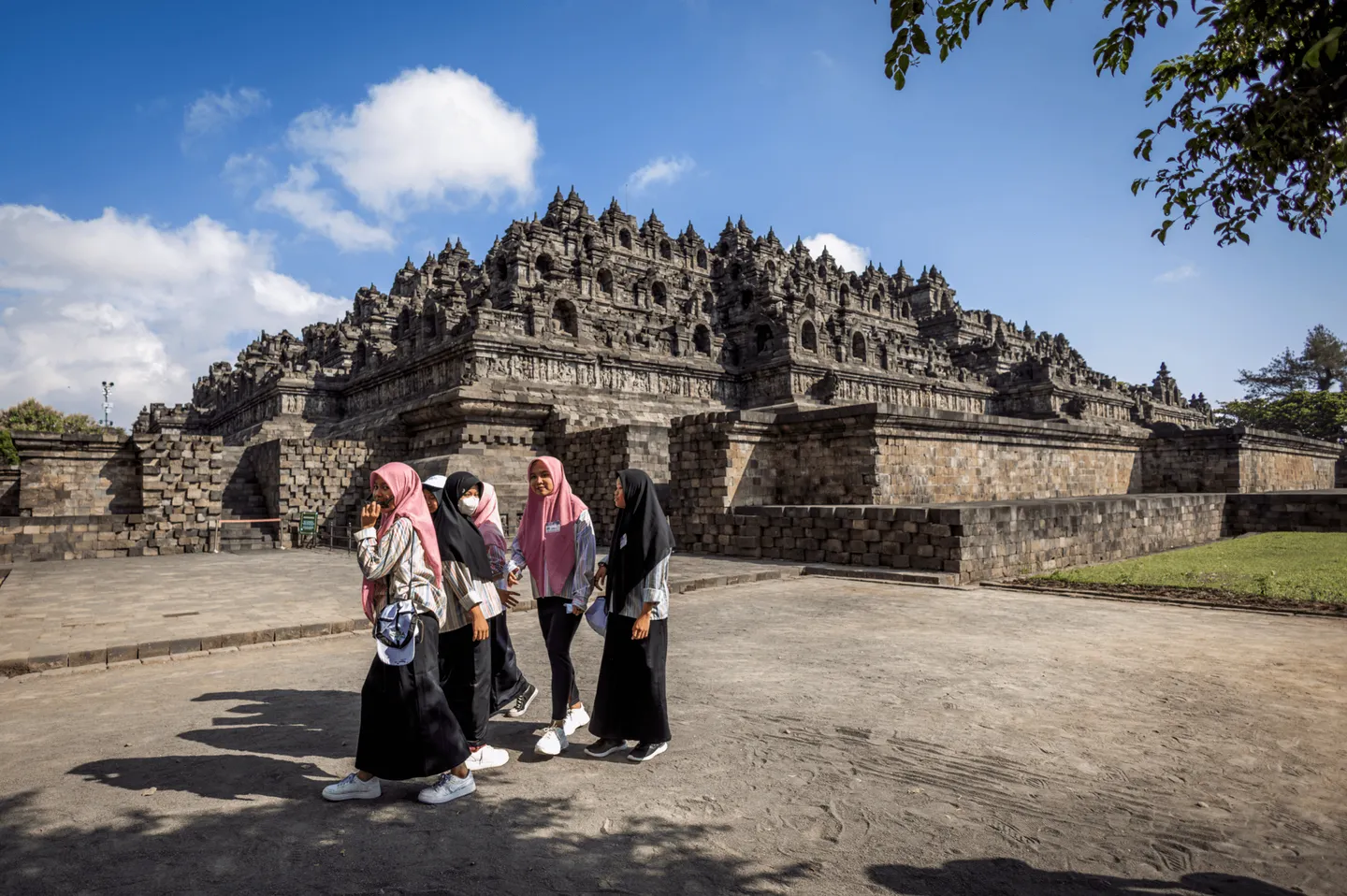 Voyage en Indonésie - rencontre avec des étudiantes javanaises aux abords du temple de Borobudur