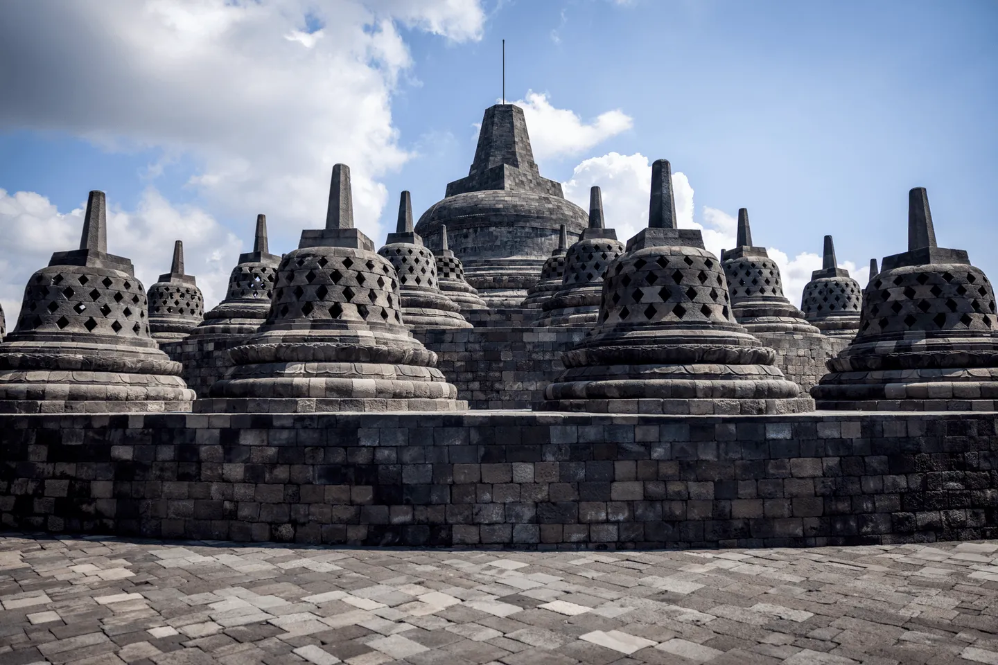 Voyage en Indonésie - rangée de stupas perforés au sommet de Borobudur avec vue sur la plaine de Kedu
