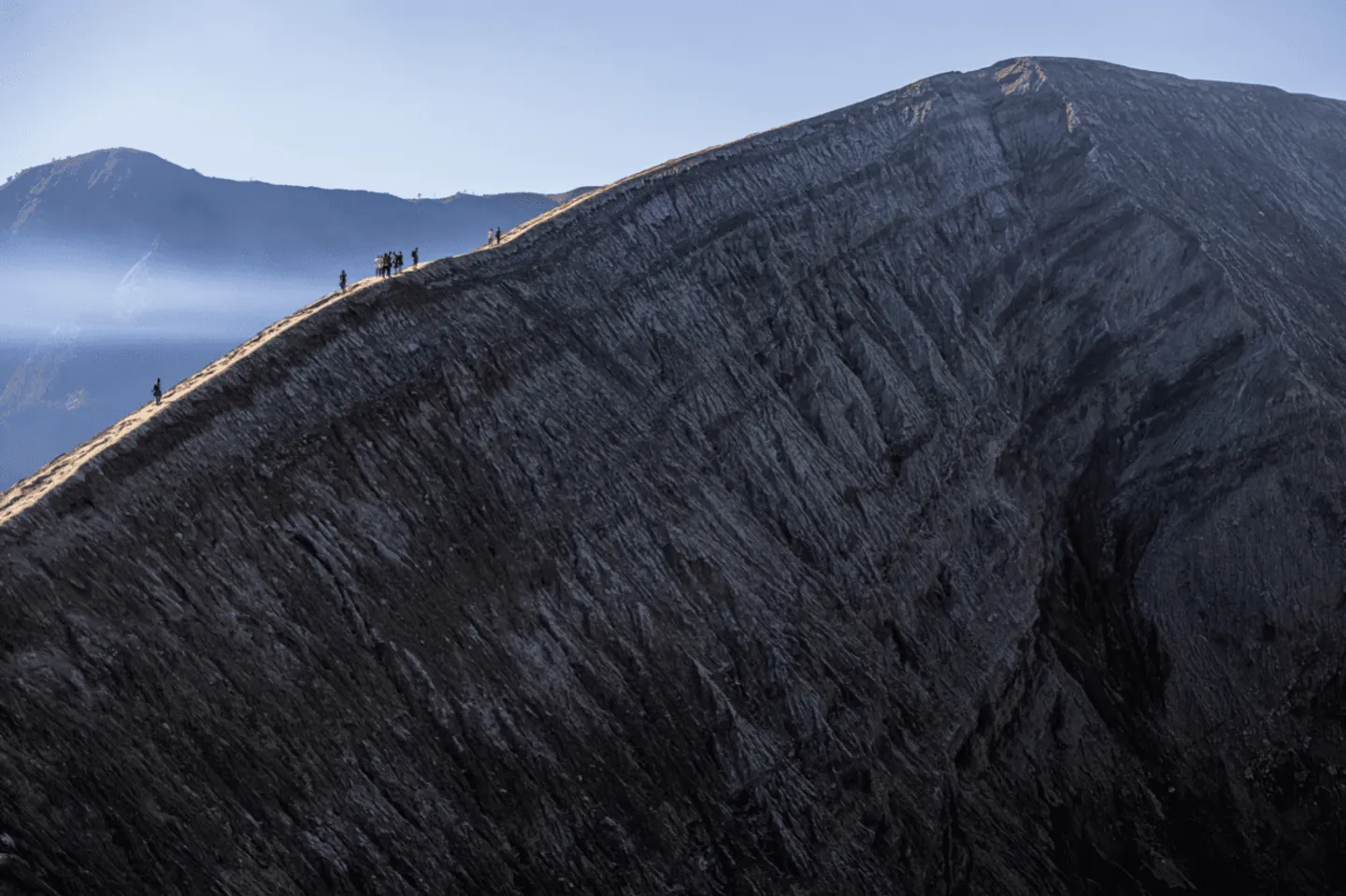 Voyage en Indonésie - sentiment de se sentir minuscule face à la puissance géologique du cratère Bromo