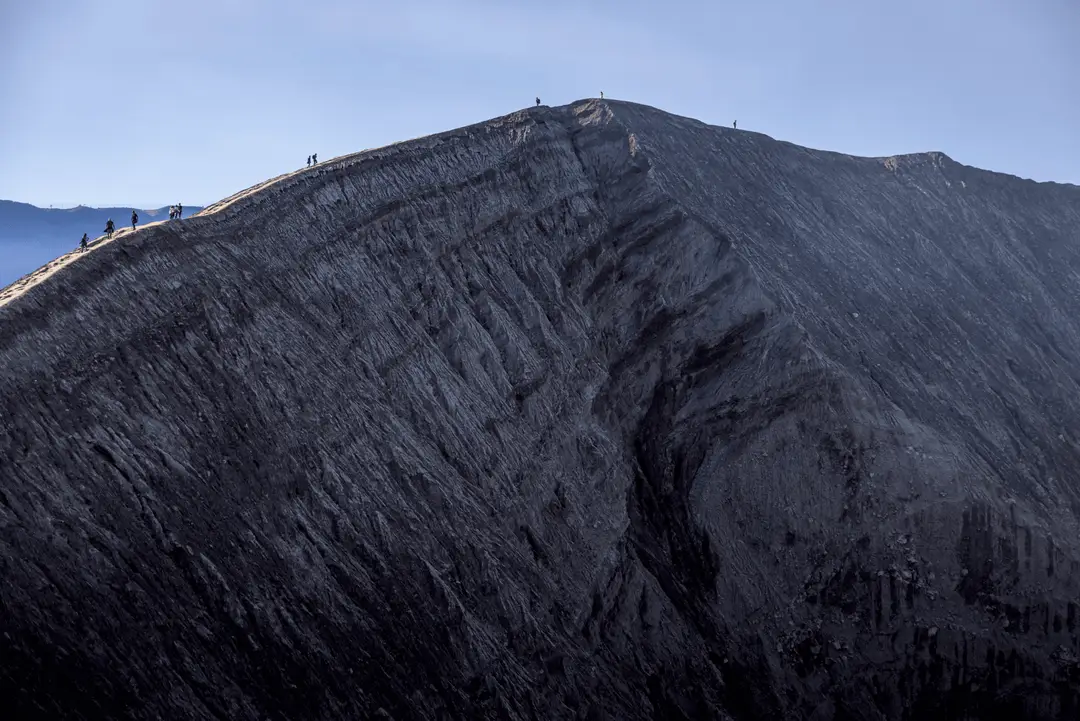 Voyage en Indonésie - visiteurs sur la lèvre du cratère du Mont Bromo à Java