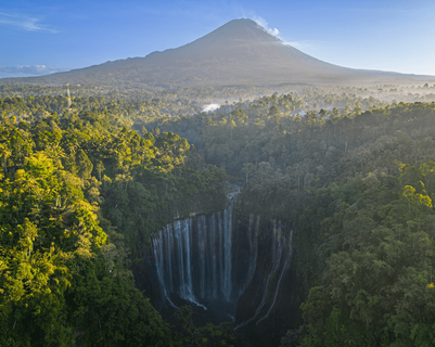 Voyage en Indonésie - cascade Tumpak Sewu « mille chutes » avec 120 mètres de hauteur vue panoramique