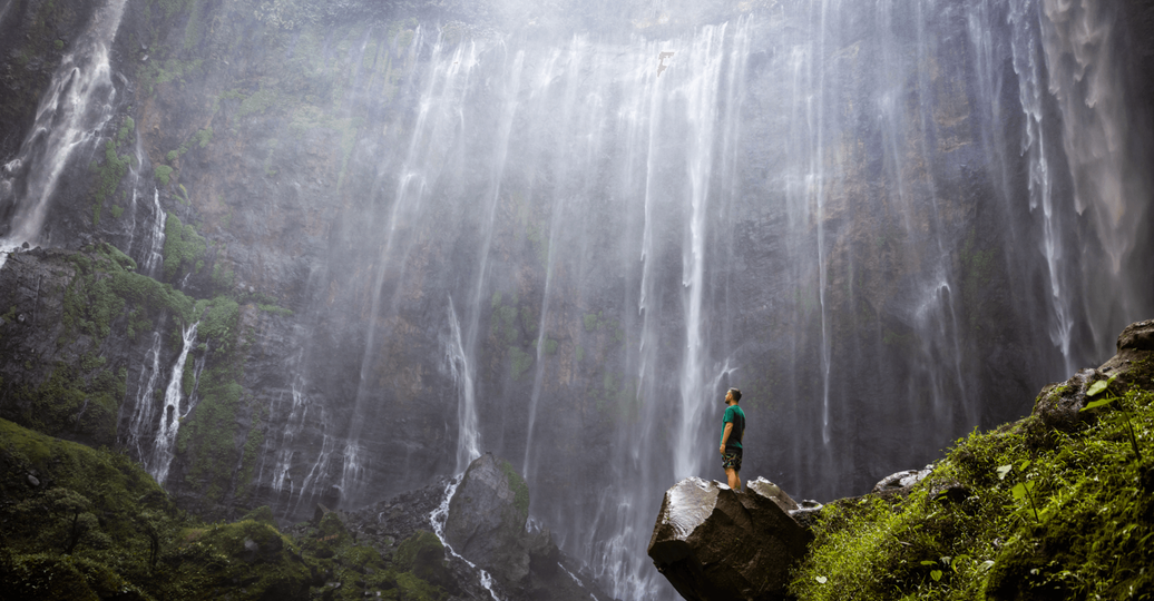 Voyage en Indonésie - paroi semi-circulaire de Tumpak Sewu avec dizaines de rubans d'eau à Lumajang