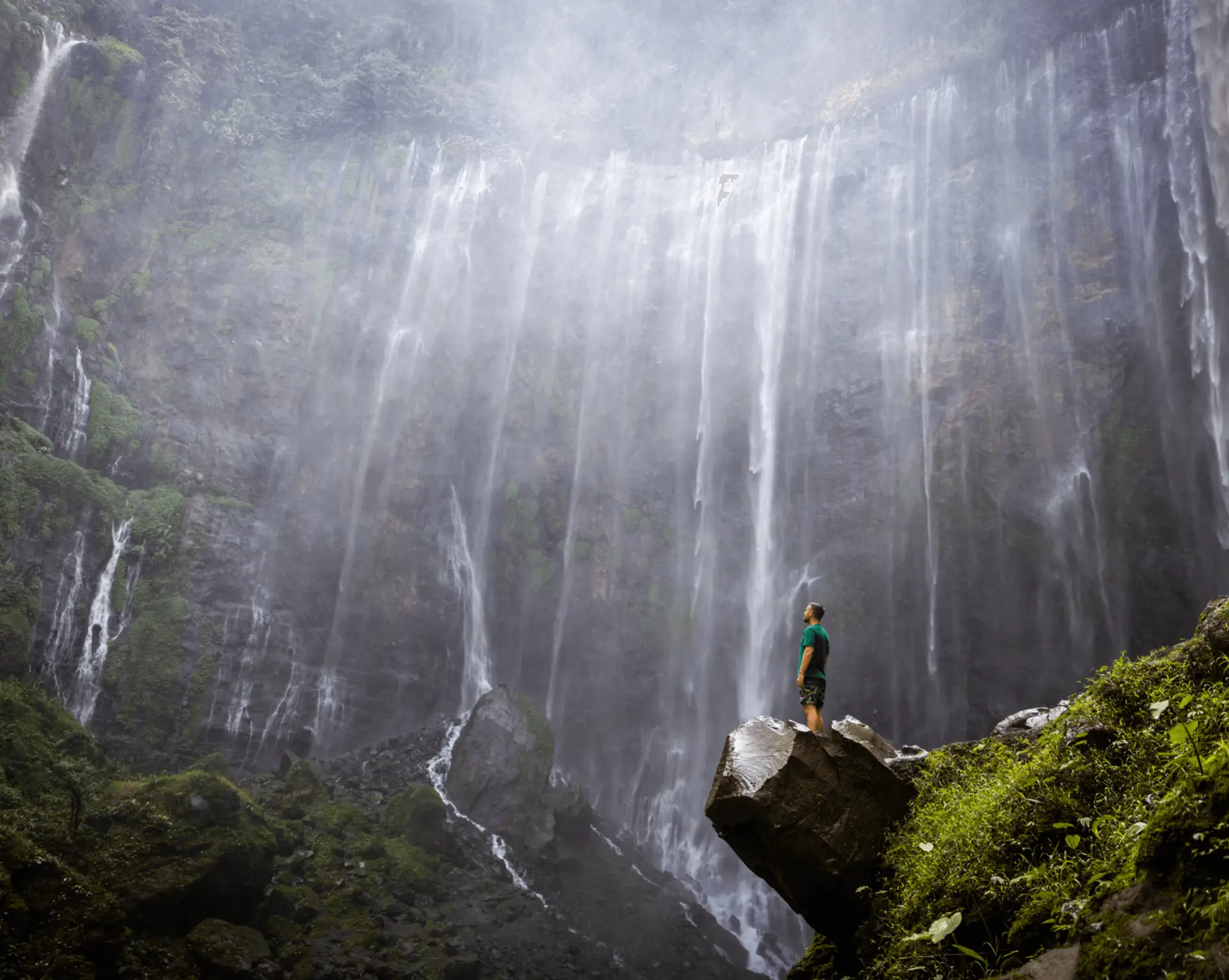 Voyage en Indonésie - paroi semi-circulaire de Tumpak Sewu avec dizaines de rubans d'eau à Lumajang