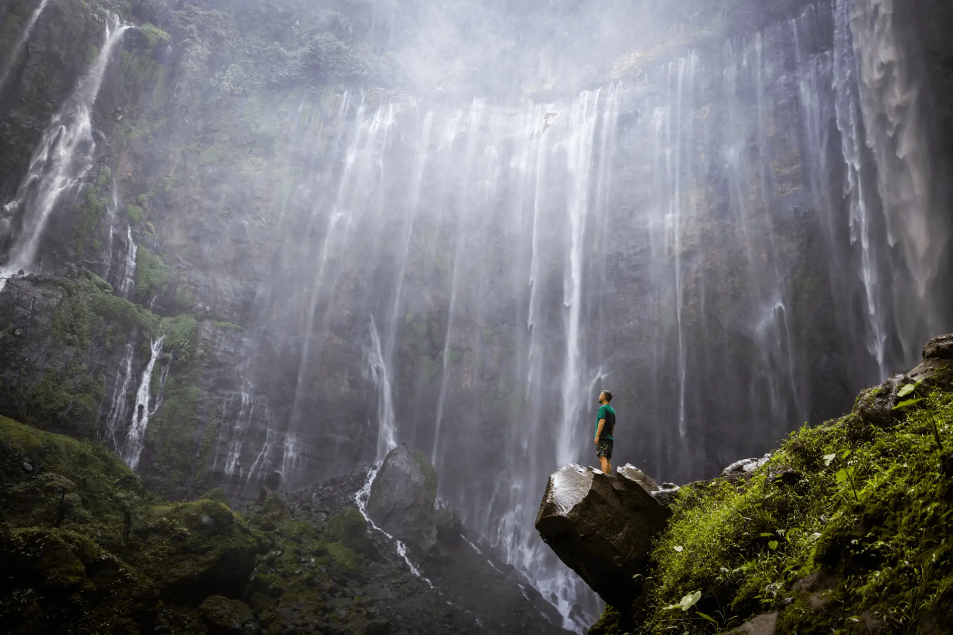 Voyage en Indonésie - paroi semi-circulaire de Tumpak Sewu avec dizaines de rubans d'eau à Lumajang