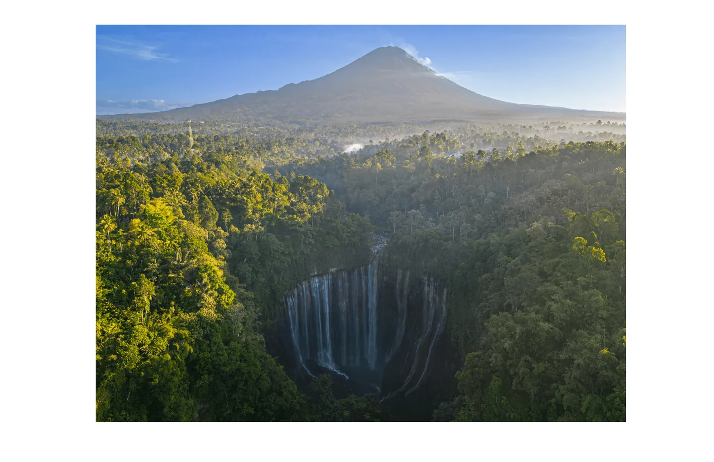 Voyage en Indonésie - Tumpak Sewu vue aérienne de l'amphithéâtre aquatique de 120 mètres avec le volcan en toile de fond