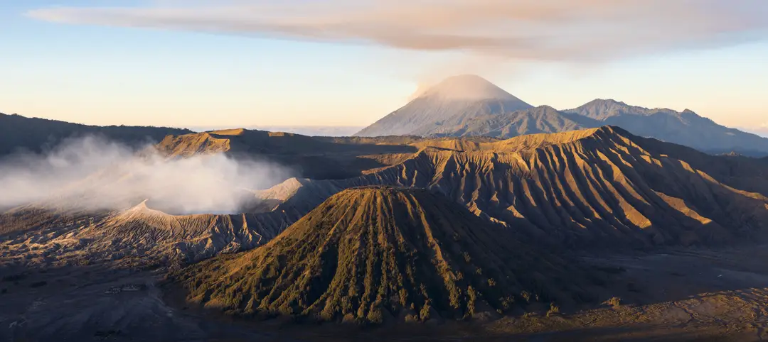 Voyage en Indonésie - vue aérienne du Mont Bromo fumant et du Mont Batok dans la Mer de Sable