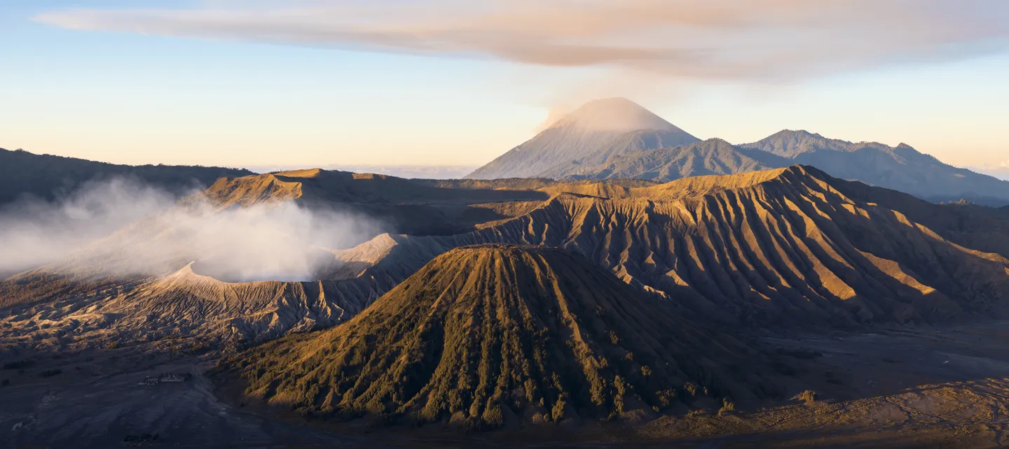 Voyage en Indonésie - vue aérienne du Mont Bromo fumant et du Mont Batok dans la Mer de Sable Voyage en Indonésie - vue aérienne du Mont Bromo fumant et du Mont Batok dans la Mer de Sable