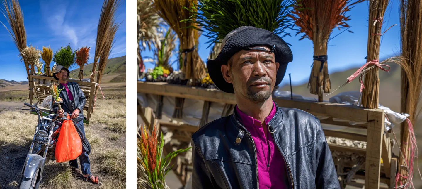 Voyage en Indonésie - vendeur de fleurs sur sa moto dans la caldeira du Mont Bromo Voyage en Indonésie - vendeur de fleurs sur sa moto dans la caldeira du Mont Bromo