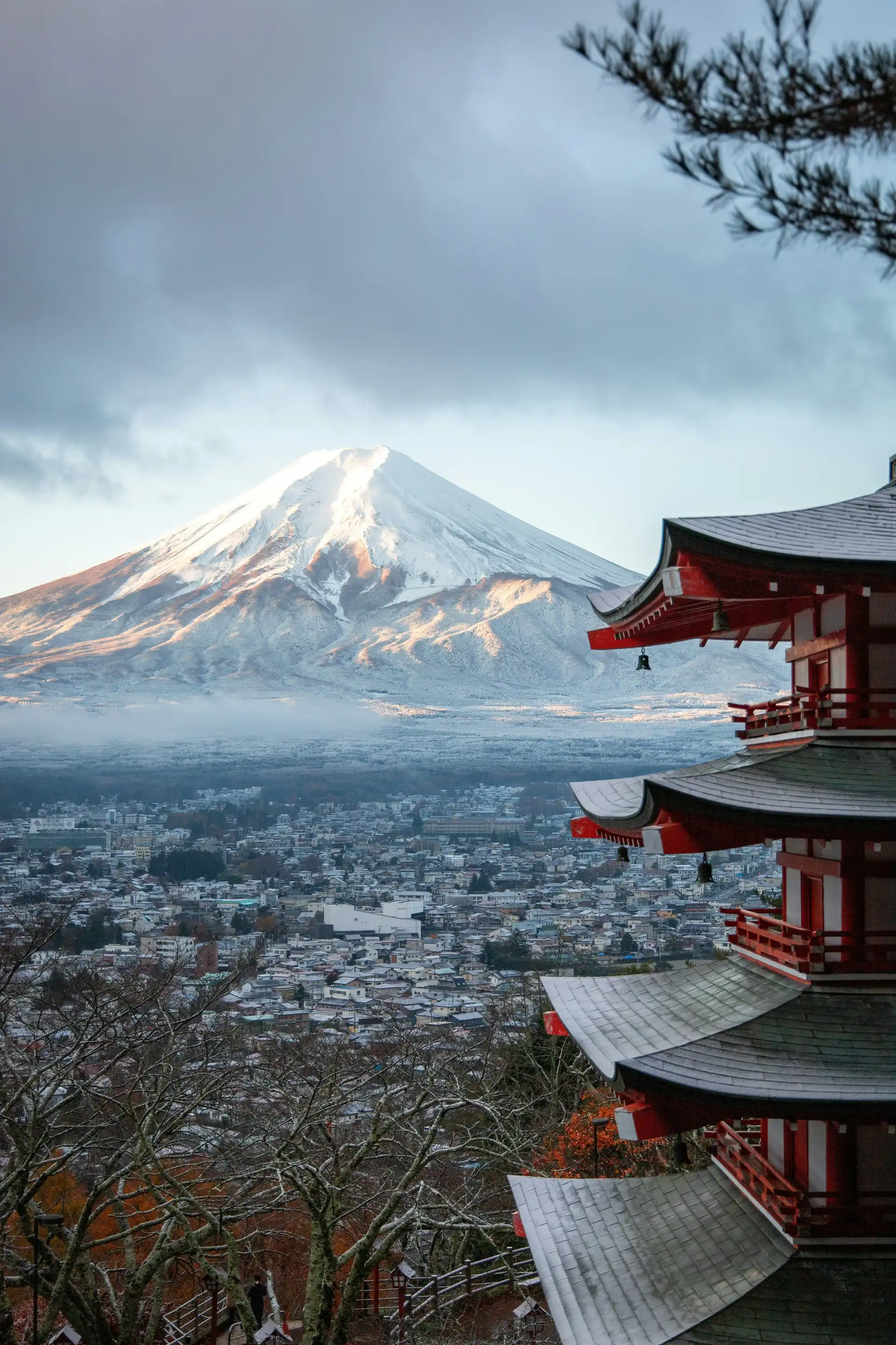 Voyage en famille au Japon – Vue spectaculaire sur le mont Fuji enneigé et la pagode rouge Chureito.