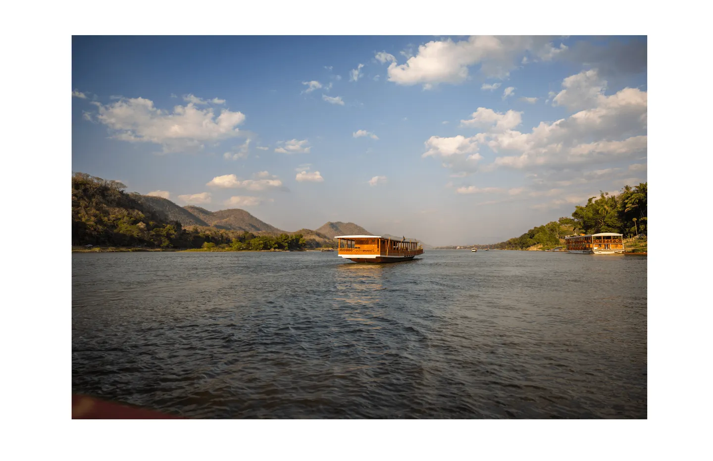 Voyage au Laos - croisière au coucher du soleil sur le Mékong Voyage au Laos - croisière au coucher du soleil sur le Mékong