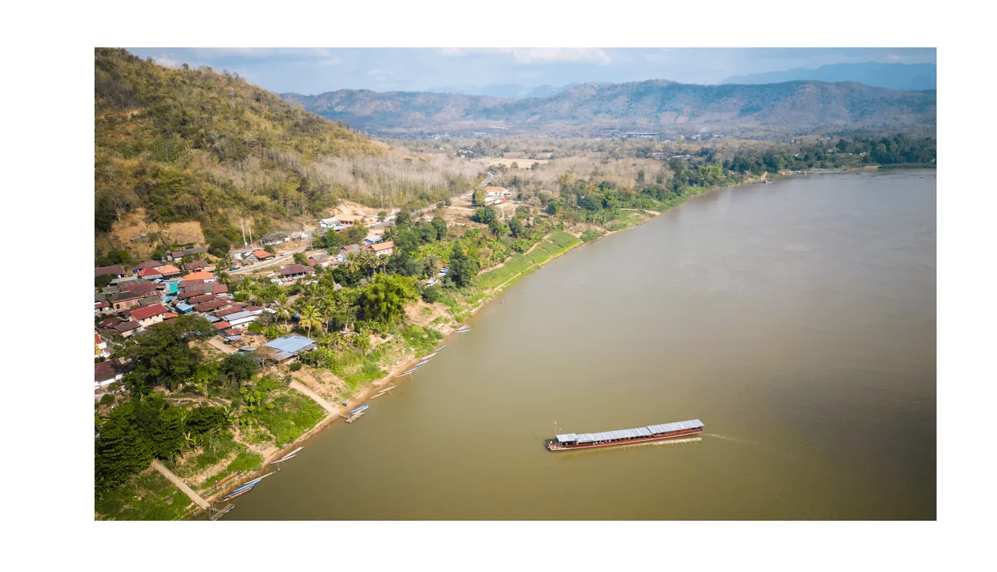 Voyage au Laos - fleuve Mékong majestueux vu de drone avec descente en bateau de Houei Sai à Luang Prabang