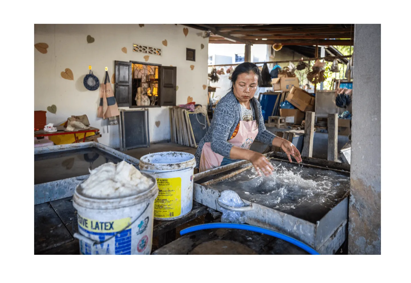 Voyage au Laos - écorce fibreuse en trempage dans l'eau douce puis battue sur pierre plate avec maillet