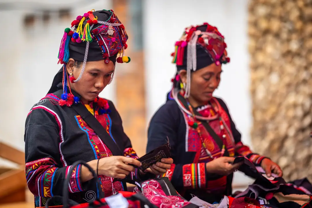 Voyage au Laos - femmes de l'ethnie Oma portant vêtements traditionnels indigo de Phongsaly