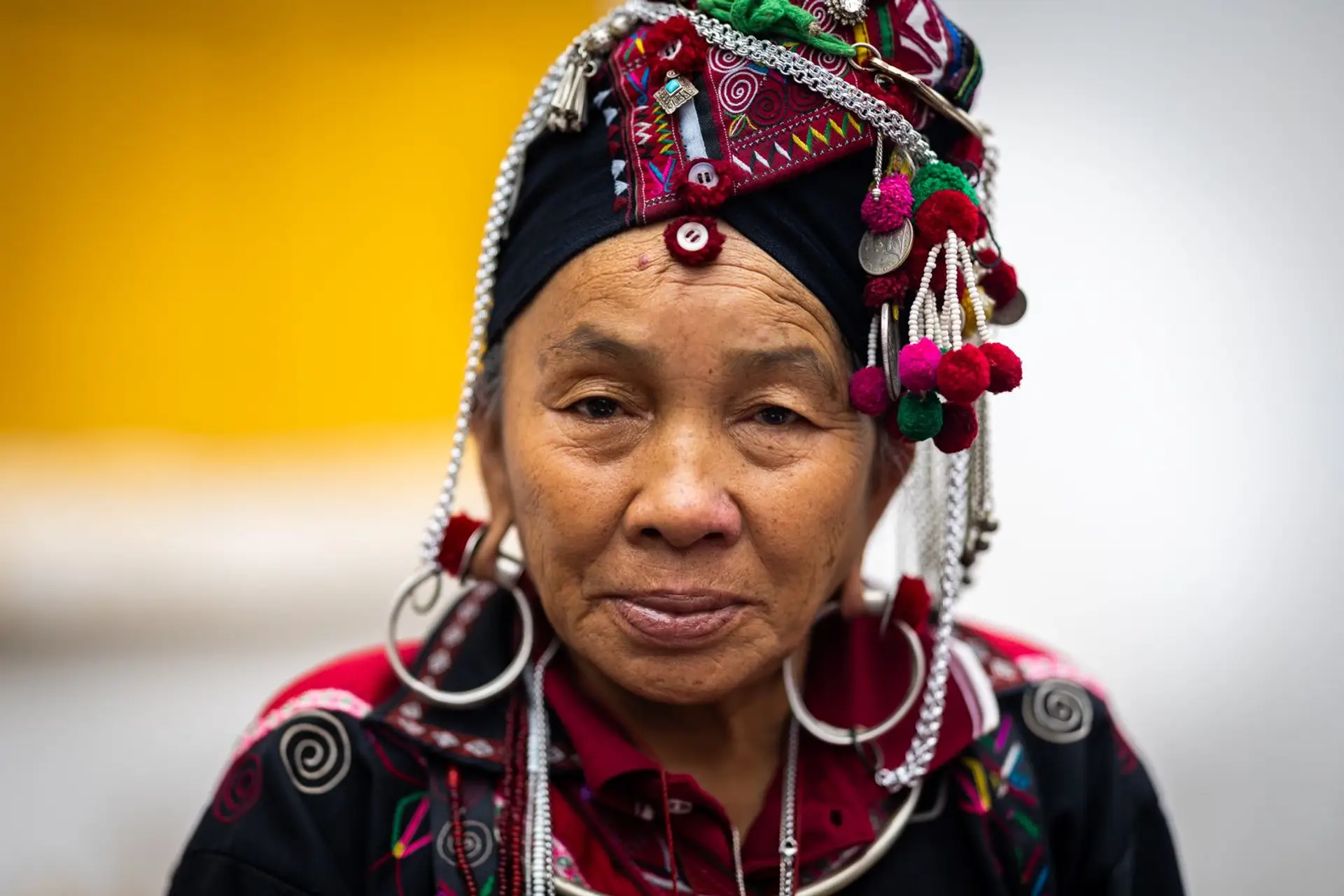 Ethnies et traditions du Laos – Portrait d'une femme de l'ethnie Oma vêtue de sa coiffe traditionnelle à Phongsaly.