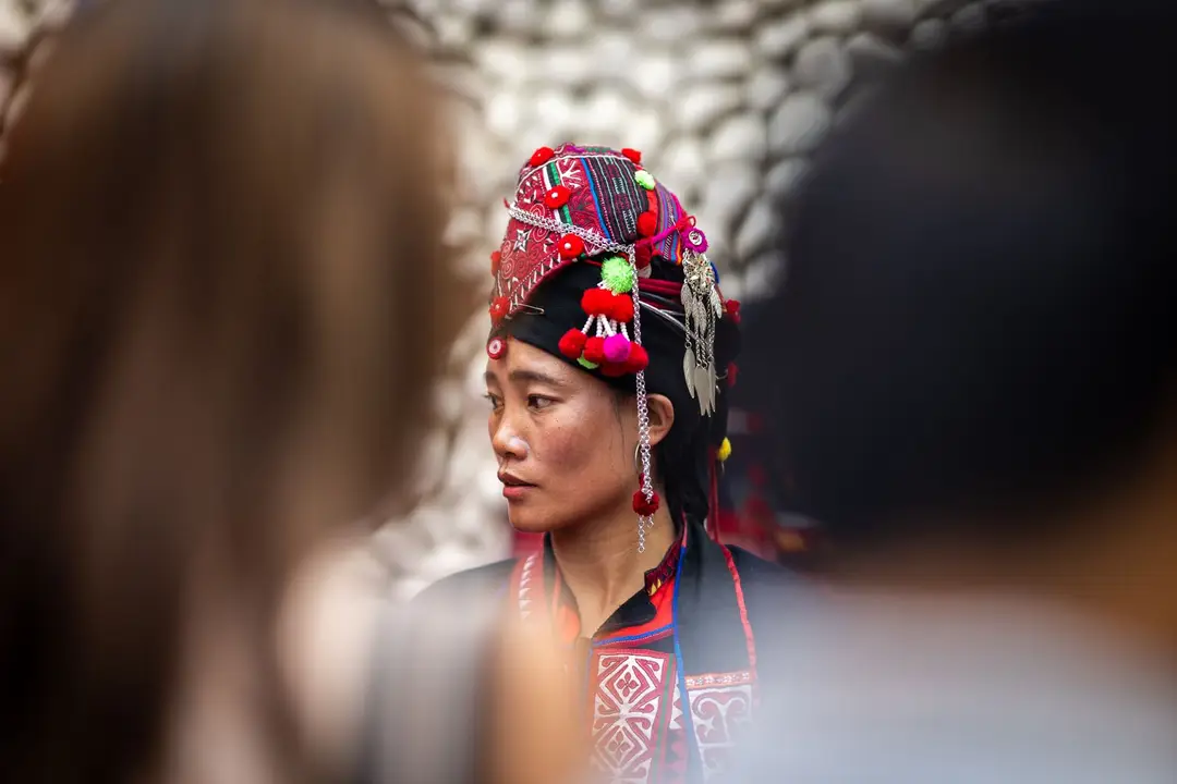 Voyage au Laos - femme de l'ethnie Oma portant vêtement traditionnel indigo de Phongsaly