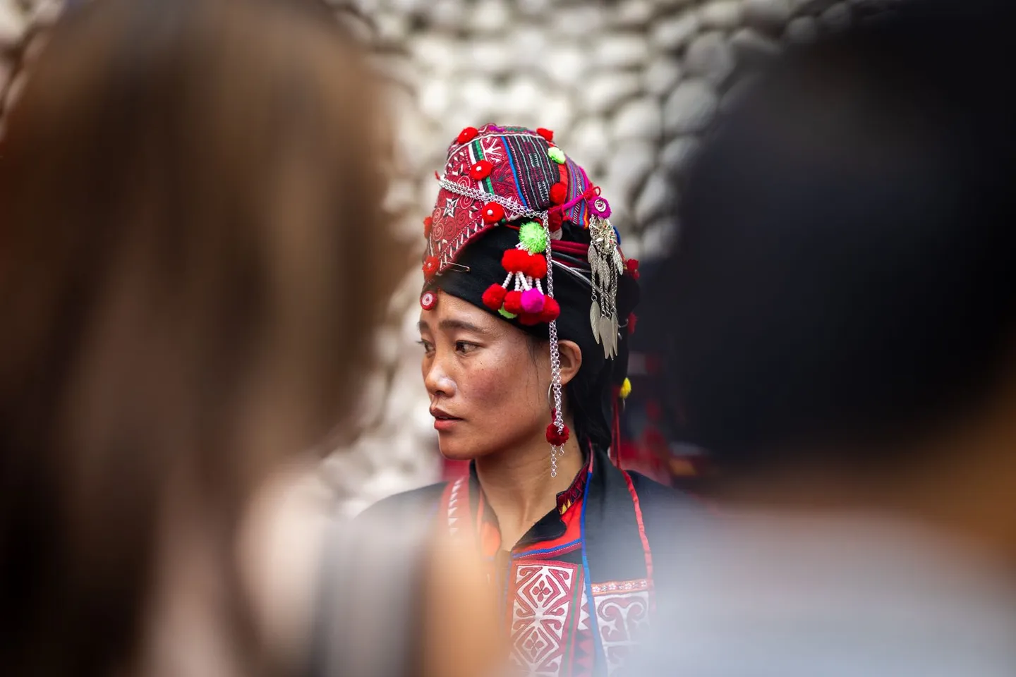 Voyage au Laos - femme de l'ethnie Oma portant vêtement traditionnel indigo de Phongsaly