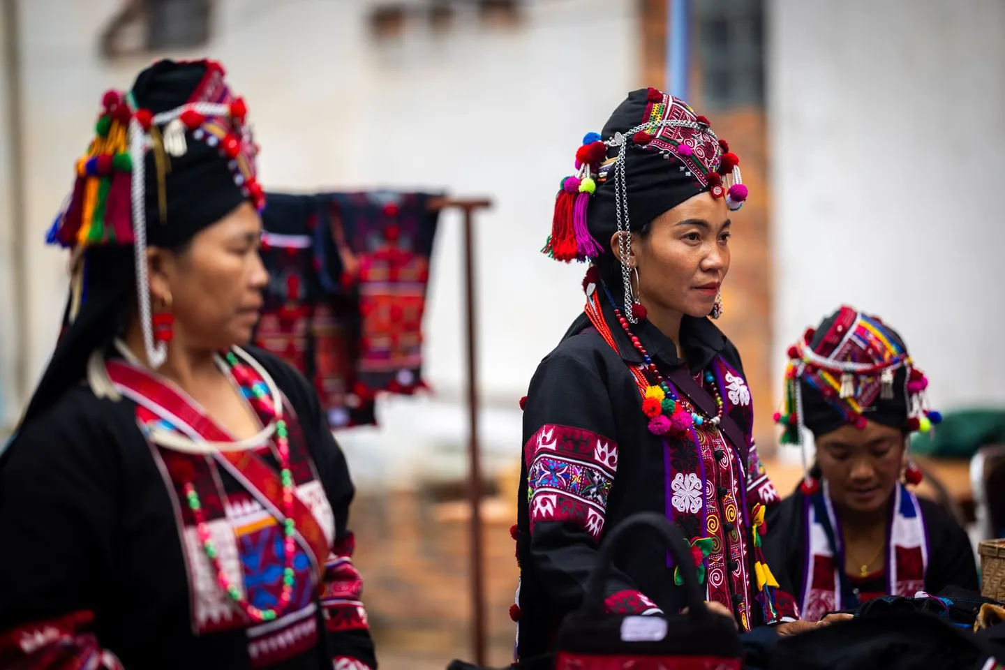 Voyage au Laos - femmes de l'ethnie Oma qui perpétuent une beauté textile ancestrale