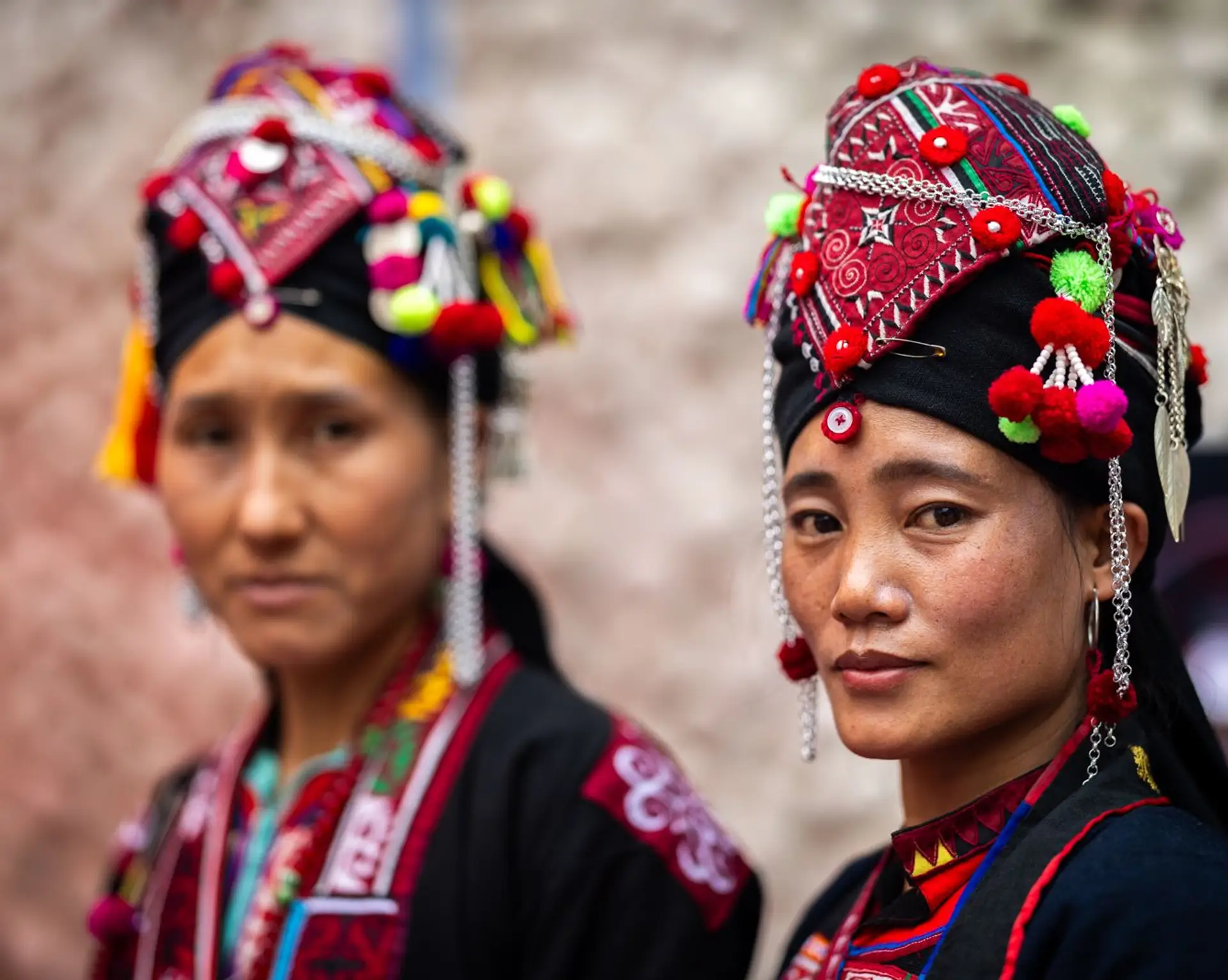 Voyage au Laos - femmes de l'ethnie Oma portant vêtements traditionnels indigo de Phongsaly