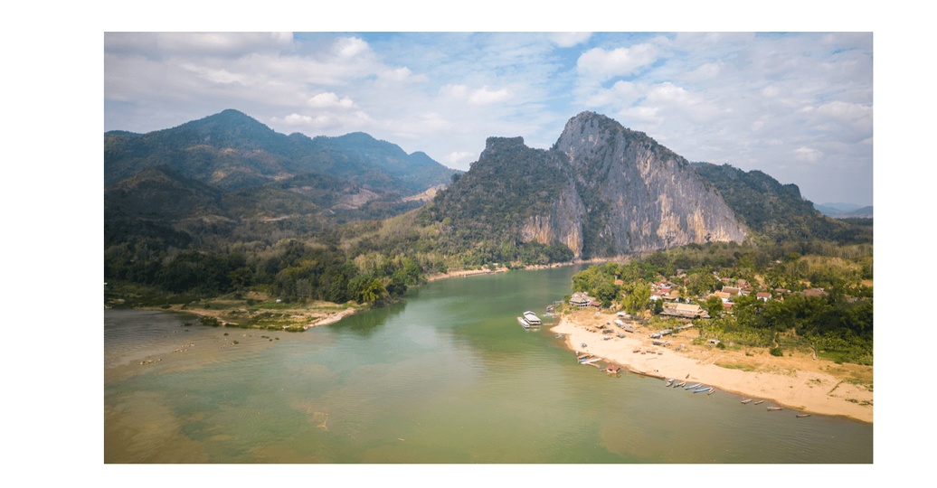 Voyage au Laos - falaises calcaires imposantes et méandres serrés du Mékong le jour 2 de la croisière