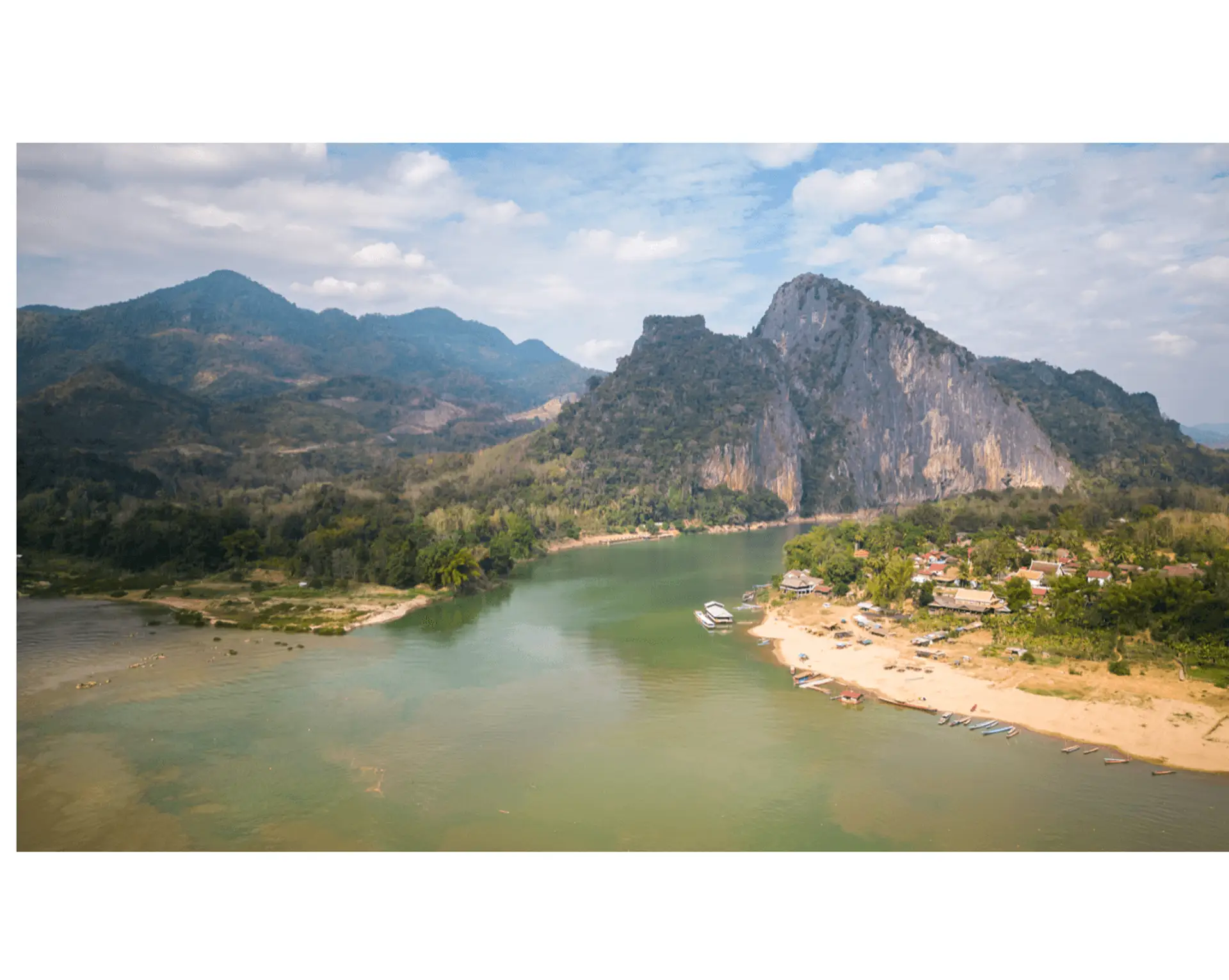 Voyage au Laos - falaises calcaires imposantes et méandres serrés du Mékong le jour 2 de la croisière