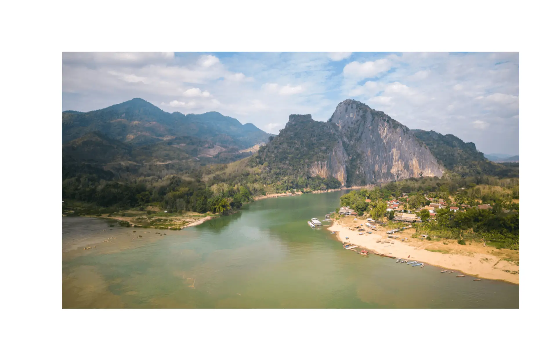 Voyage au Laos - falaises calcaires imposantes et méandres serrés du Mékong le jour 2 de la croisière