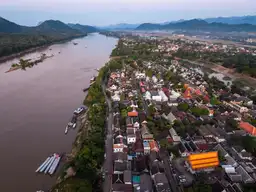 Vue aérienne de la presqu'île de Luang Prabang au Laos, bordée par le Mékong et la rivière Nam Khan.