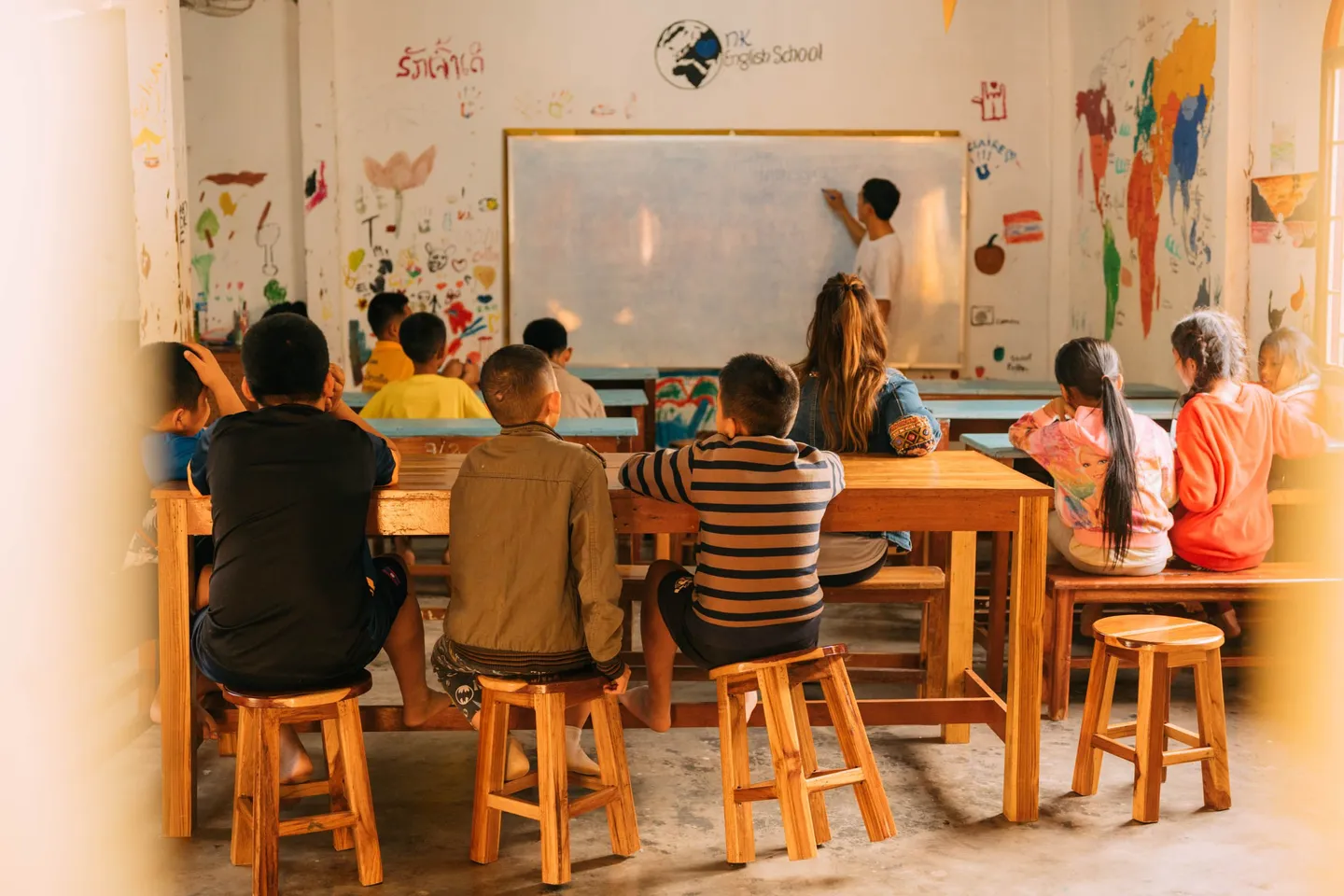 Voyage au Laos - classe d'enfants suivant les cours d'anglais après l'école de 16h à 19h avec NK Seeds