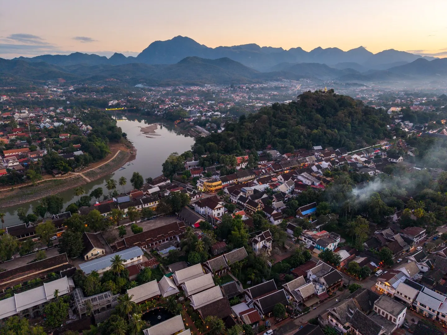 Voyage au Laos - Vue de drone sur le Mont Phousi, qui domine la vieille ville de Luang Prabang, au Laos
