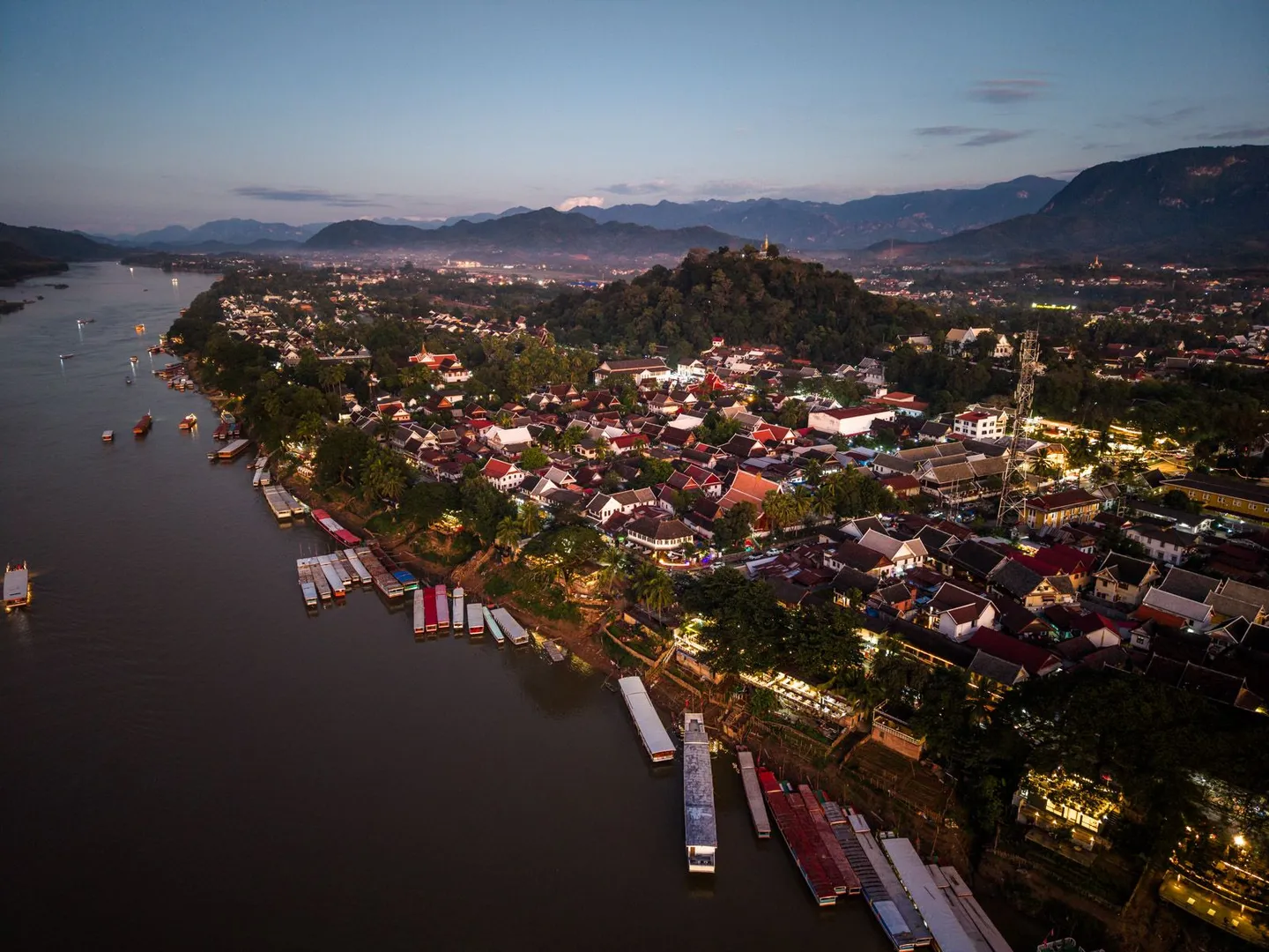 Voyage au Laos - Vue aérienne du Mont Phousi dominant la péninsule historique de Luang Prabang, à proximité du fleuve Mékong