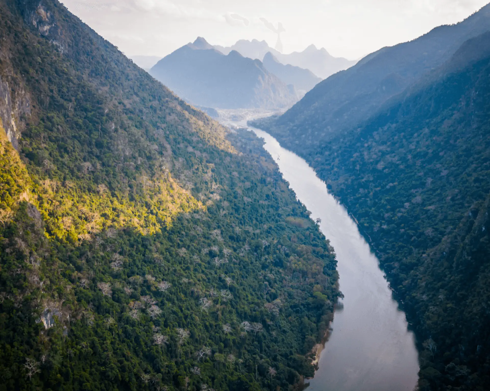 Voyage au Laos - rivière Nam Ou bordée de montagnes karstiques dans la vallée entre Muang Ngoi et Nong Khiaw